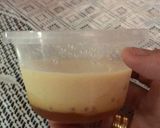 Gambar langkah 12 resipi Puding Caramel dalam bekas plastic.