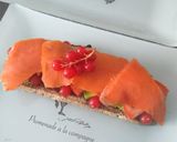 Une image de l'étape 3 de Toast avocat groseille et saumon.