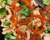 Foto del paso 2 de la receta: Fideo chino de arroz con vegetales y pollo salteados