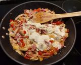 Foto del paso 6 de la receta: Empanada de hojaldre con bacon, cebolla, pimiento rojo, champiñones y nata para cocinar