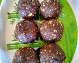 A picture of step 6 of Millet ladoo nachni with chocolate.
