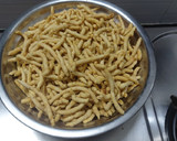 ગાંઠીયા (જારાથી પાડેલા)(Ganthiya Recipe In Gujarati) રેસીપી સ્ટેપ3ફોટો