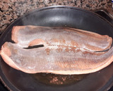 Foto del paso 3 de la receta: Salmón con guarnición de ensalada y salsa de champiñones