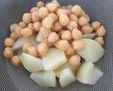A picture of step 1 of Spinach with Chickpeas and Potatoes.