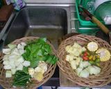 Foto langkah ke 1 dari resep Sayur Goreng Asem Betawi.