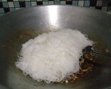 Foto langkah ke 3 dari resep Bihun goreng pedas manis.