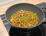 Foto del paso 2 de la receta: Pasta corta integral al curry de salmón ahumado