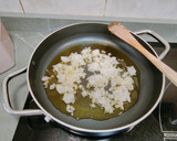 Foto del paso 1 de la receta: Pescadilla con almejas en salsa verde