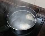 Foto del paso 1 de la receta: Muslo de pollo cocido y frito con salteado de verduras