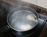 Foto del paso 1 de la receta: Muslo de pollo cocido y frito con salteado de verduras