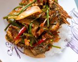 รูปขั้นตอนการทำที่ 3 ของ ปลาทอดกรอบราดพริกขลุกขลิก🌶🐟 style by barbie👩🏼🍳