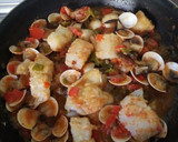 Foto del paso 5 de la receta: Bacalao con tomate pimientos y almejas