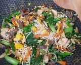 รูปขั้นตอนการทำที่ 2 ของ ผัดโอ๊ตอิ๋ว ผักแน่นๆ🥕🥬🍄🍝🍳