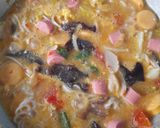 Foto langkah ke 4 dari resep Seblak Sosis Jamur.