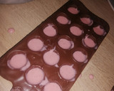 Foto del paso 8 de la receta: Bombones de chocolate con relleno de fresa 🍓 🍫