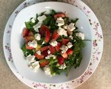صورة لخطوة 1 من وصفة سلطة الفراولة وجبنة الفيتا 🍓🧀