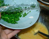 Foto del paso 1 de la receta: Almuerzo proteico de tortilla perejil con ensalada de tomate