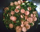 Foto langkah ke 4 dari resep Tumis KangSis [Kangkung Sosis] simpel.