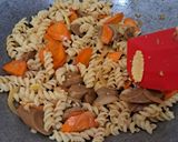 Foto langkah ke 3 dari resep Tumis makaroni pasta spiral.