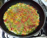 صورة لخطوة 2 من وصفة بيض أومليت بالفلفل الألوان 🍳
