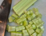 Foto del paso 2 de la receta: Zumo energético de piña, apio, limón y brotes de espinacas