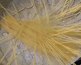 Foto langkah ke 2 dari resep Spaghetti Aglio Olio Kornet.