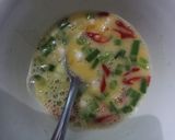 Foto langkah ke 2 dari resep Omelet mie instan.