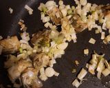 Foto del paso 1 de la receta: Fideuá con ajos tiernos y alcachofas