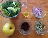 Foto del paso 1 de la receta: Ensalada de brócoli asado con frutas y aderezo de yogurt