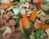 Foto langkah ke 4 dari resep Cap Cay Goreng Bakso Sosis.