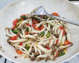 Foto langkah ke 8 dari resep Tumis Jamur Shimeji.