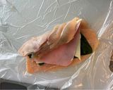 Foto del paso 2 de la receta: Enrollado de pollo con jamón y queso