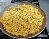 Foto del paso 2 de la receta: Maíz Salteado en Fondo de Carne