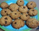 Foto del paso 4 de la receta: Galletitas con chips de chocolates y azúcar mascabo. SIN MANTECA