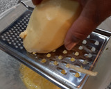 Foto del paso 1 de la receta: Tortillas de papa rallada sin freír