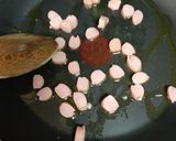 Foto del paso 2 de la receta: Arroz a la cubana con huevo, leche y salchichas