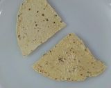 A picture of step 3 of Sandwich Masala Papad.