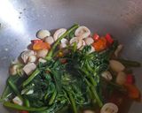 Foto langkah ke 4 dari resep Cah Kangkung Jamur.