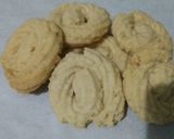 A picture of step 4 of Piping biscuit.