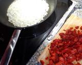 Foto del paso 3 de la receta: Empanada de atún, cebolla, pimiento y huevo