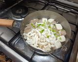 Foto langkah ke 2 dari resep Sup Shimeji Tahu Bakso.