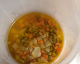 Foto del paso 1 de la receta: Espirales en salsa de guisantes y zanahorias con salchichas