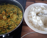 Foto del paso 4 de la receta: Gambas y merluza al curry con garbanzos y espinacas