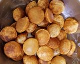 A picture of step 3 of Dahi poori chat.