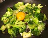 Foto del paso 2 de la receta Revuelto de brócoli al curry con pasas
