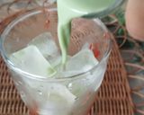 Foto langkah ke 3 dari resep Strawberry Matcha Latte.