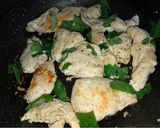 Foto del paso 4 de la receta: Pollo en salsa blanca con hongos y espinaca