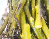Foto del paso 4 de la receta: Salteado de bimis, setas y espárragos a la mantequilla negra