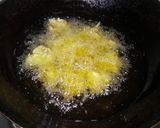 A picture of step 5 of Kuttu pakoda With green chutney.