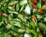 Foto langkah ke 3 dari resep Tumis Ikan Asin Klotok Cabai Hijau.